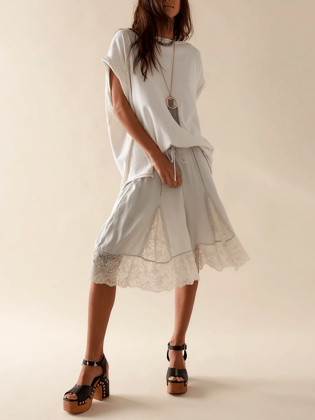 Womens Free Lace Trim Patchwork Wide Leg Half Slip People Fp  Knee Length Ruffle Hem Flowy Shorts With Pockets Y2k Going Out Swing Drawstring Bloomer Skort Cute Low Rise Satin Capri Mid Pants - 白色 - 查看 1