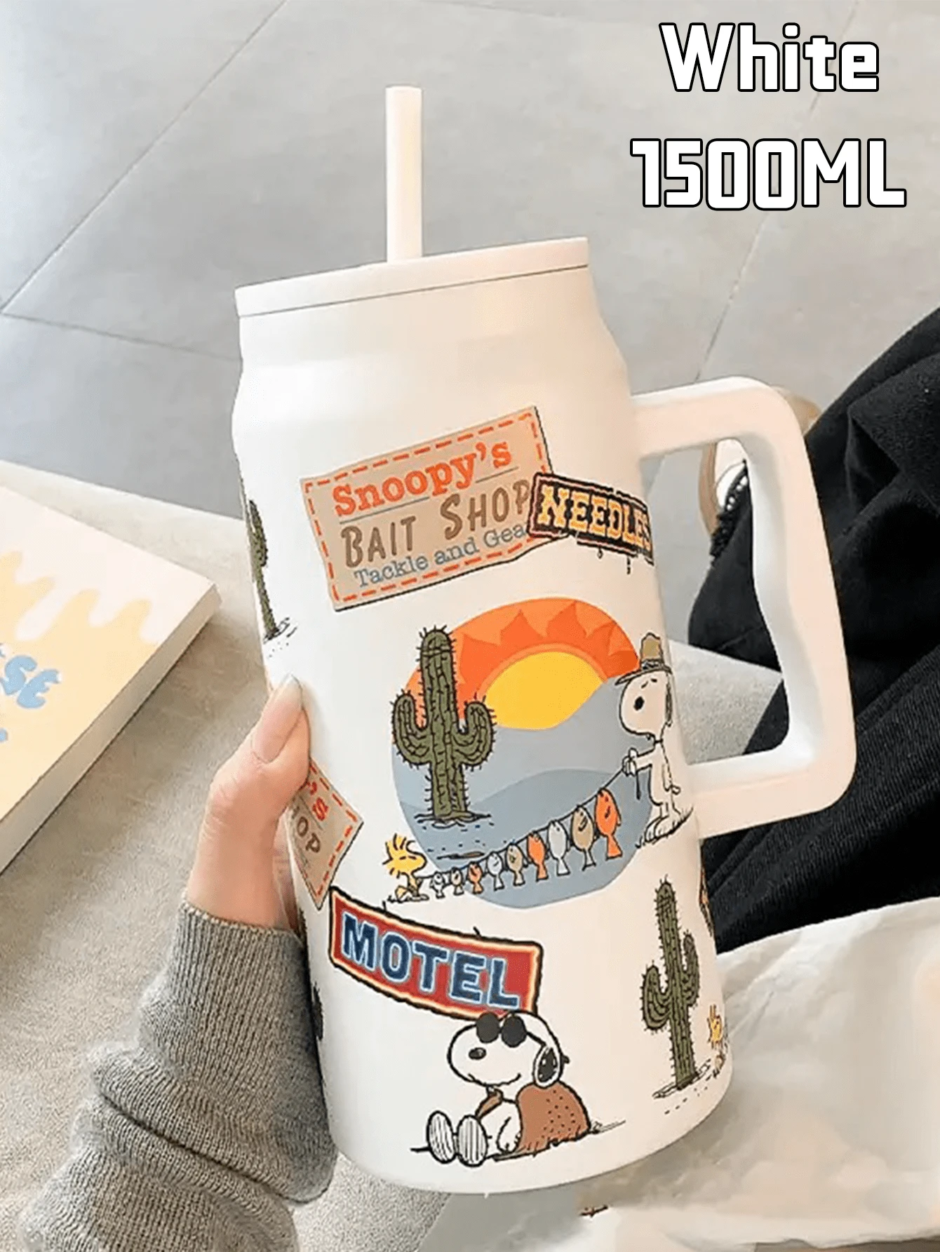 SNOOPY BAIT SHOP WhiteTumbler Cup 1500ml, Unique Design, Large Handle for Convenience, Contain PP Straw, Stainless Steel Inner Liner, Ideal for Outdoor or Indoor Use - 白色 - 查看 1