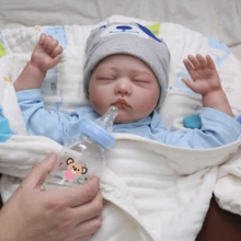 重生娃娃喂养套装，柔软设计，配有手柄，是重生娃娃、生日派对游戏、节日礼物的理想之选（不含娃娃）——非常适合角色扮演和新生儿礼物，包含两个奶瓶和两个碗，是理想的可爱喂养套装，也适合娃娃屋、时尚娃娃等。 - 彩色 - 查看 6