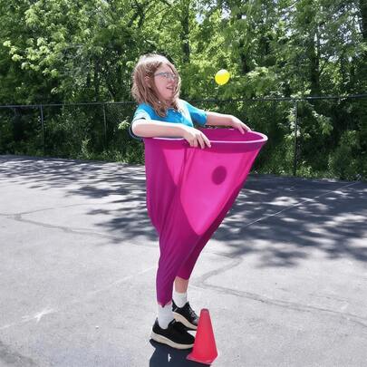 巨型怪异奶奶裤子投掷游戏，配有弹力裤、气泵和球，适合花园派对、生日、野餐、节日、复古经典、露营聚会、圣诞节和万圣节聚会、成人团体游戏和活动配件（球颜色随机）