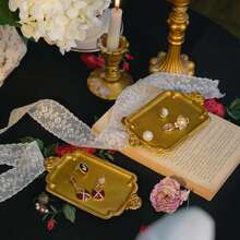 Decoración vintage para el hogar Accesorios de baño Bandeja pequeña para joyas Plato antiguo para anillos Bandejas doradas de estilo francés rústico Lindo plato de latón para baratijas y joyas Soporte de exhibición Decoración barroca para dormitorio y boda