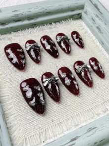 圣诞新年节日氛围，10片红色长杏仁形美甲贴片，饰以优雅的心形闪粉和金属蝴蝶结，尽显高端质感。纯手工制作，可佩戴，全粘可卸，适合上班族、学生、派对女孩以及各种场合的美甲爱好者。套装包含1支果冻胶和1把指甲锉。手工美甲贴片 - 紅色 - 查看 3