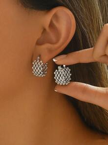 1 par de pendientes minimalistas de diseño de rejilla hueca de moda, estilo vintage casual para mujer