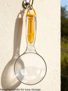 Cucharón de comida para mascotas multifuncional con diseño transparente, lo que le permite verificar la cantidad de comida y si se ha echado a perder. Cuenta con un diseño fácil de limpiar y enjuagar, y viene con una opción de colgar para un almacenamiento conveniente. El mango se puede convertir en un clip de sellado de uso regular.