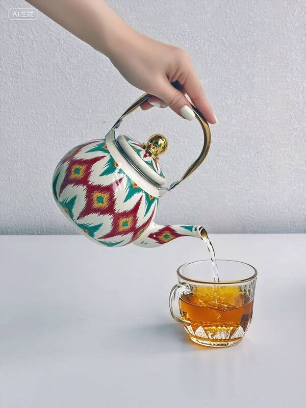 1 set 1L Tetera esmaltada, con colador, 1L Olla de leche esmaltada de pequeña capacidad para cocina con calentamiento directo a fuego abierto, Olla de té hecha a mano, Tetera esmaltada para el hogar, Tetera esmaltada decorativa de escritorio