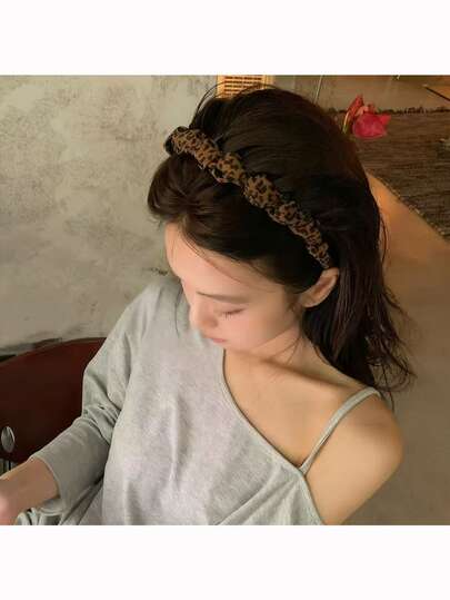 [Retro Leopard Print Pleated Headband]A French-Style Niche Design Headband, A Popular Online Style That Makes Your Face Look Slimmer. It's A Great Everyday Accessory And The Ideal Piece For Retro, Sweet, And Cool Girls.