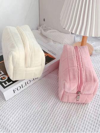 1个可爱柔软毛绒旅行化妆包，大容量轻便洗漱包，优雅多功能化妆包，可爱手提包，钱包式便携化妆刷收纳包，带拉链，可收纳口红、化妆刷、护肤品、手机、零钱、小物件，适合居家、旅行、度假、上学等场合，也是馈赠佳品和时尚配饰。