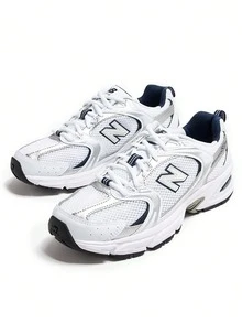 穿上 New Balance 530 白银海军蓝男士运动鞋，尽享全天候舒适与经典风格。这款运动鞋采用透气白色网眼鞋面，搭配金属银色和光滑白色皮革覆面，轻盈支撑，尽显时尚气息。标志性的灰色 New Balance Logo 以海军蓝勾勒轮廓，在鞋侧形成醒目的对比。白色和灰色相间的 ABZORB 缓震鞋底提供灵敏的缓震、稳定性和舒适度，适合日常穿着、健身房锻炼、通勤、运动训练和下班后休闲活动。系带设计确保稳固贴合，百搭的鞋型轻松搭配休闲和运动服饰。 - 白色/天然靛藍 - 查看 2