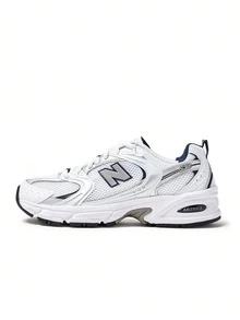 穿上 New Balance 530 白银海军蓝男士运动鞋，尽享全天候舒适与经典风格。这款运动鞋采用透气白色网眼鞋面，搭配金属银色和光滑白色皮革覆面，轻盈支撑，尽显时尚气息。标志性的灰色 New Balance Logo 以海军蓝勾勒轮廓，在鞋侧形成醒目的对比。白色和灰色相间的 ABZORB 缓震鞋底提供灵敏的缓震、稳定性和舒适度，适合日常穿着、健身房锻炼、通勤、运动训练和下班后休闲活动。系带设计确保稳固贴合，百搭的鞋型轻松搭配休闲和运动服饰。 - 白色/天然靛藍 - 查看 1