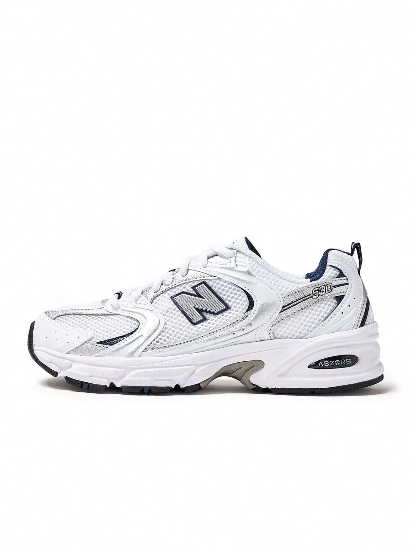 穿上 New Balance 530 白银海军蓝男士运动鞋，尽享全天候舒适与经典风格。这款运动鞋采用透气白色网眼鞋面，搭配金属银色和光滑白色皮革覆面，轻盈支撑，尽显时尚气息。标志性的灰色 New Balance Logo 以海军蓝勾勒轮廓，在鞋侧形成醒目的对比。白色和灰色相间的 ABZORB 缓震鞋底提供灵敏的缓震、稳定性和舒适度，适合日常穿着、健身房锻炼、通勤、运动训练和下班后休闲活动。系带设计确保稳固贴合，百搭的鞋型轻松搭配休闲和运动服饰。 - 白色/天然靛藍 - 查看 1