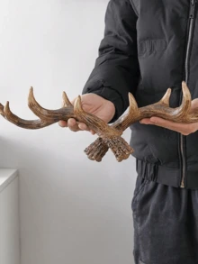 1 PC Vintage Antler Decorative Hook - Suitable For Wall-Mounted Hanging Of Coats & Keys. Ideal For Home Entryway Decoration, Clothing Store Porch Display. Also For Hanging Scarves In Bedrooms & Bags In Studies. Practical Decorative Item For Delicate Homeowners, Clothing Store Owners & Retro-Style Enthusiasts. Solves Dull Walls & Messy Small Items Issues, Balances Aesthetic Decoration & Hanging Storage Functions.