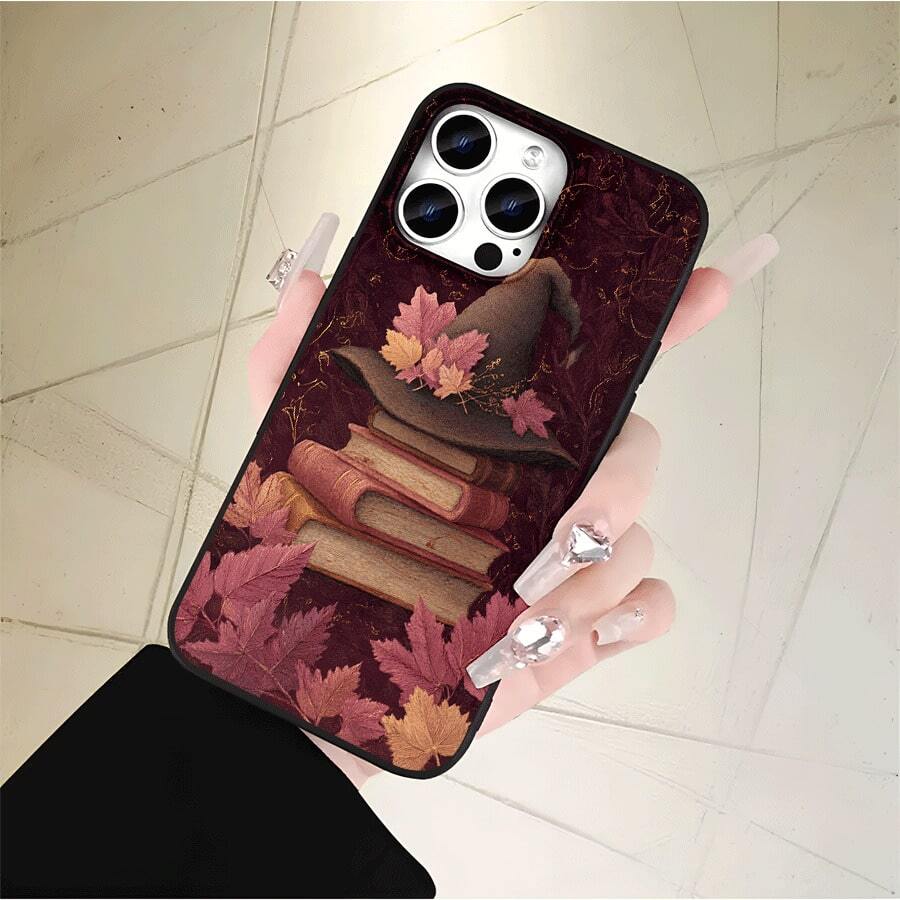 Fundas y carcasas protectoras para teléfono con diseño de sombrero y libro, con orificios grandes, compatibles con las series phone 17, 16 Pro Max, 16, 15 Pro, 14, 14 Plus/14 Pro Max, 13, 13 Pro, 12 Pro y 11/11 Pro. Es un regalo ideal para Halloween y Acción de Gracias para amigos y familiares. Regalos de temporada, fundas, estilo anime, estampado, material duradero, elegante accesorio para teléfono, diseño con orificio grande, para usuarios y fanáticos del anime. - Negro - Ver 1