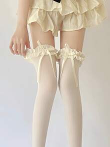 زوج أو ثلاثة أزواج من جوارب طويلة حتى الركبة مزينة بالدانتيل والفيونكة، مريحة للخريف الجديد