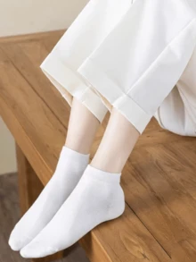 زوج أو ثلاثة أزواج من جوارب طويلة حتى الركبة مزينة بالدانتيل والفيونكة، مريحة للخريف الجديد