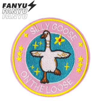 傻鹅出笼朋克摇滚卡通冒险户外骑行刺绣徽章DIY服装配饰缝纫贴片熨烫贴片服装装饰刺绣修补贴纸，适用于衣服、鞋子、包包