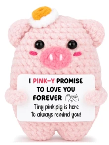 1个手工钩编桌面摆件，可爱小猪造型，是送给闺蜜、女友、姐妹、妈妈、奶奶、同事、家人的绝佳生日礼物，也可作钥匙扣、毛绒玩具，传递正能量，是万圣节、圣诞节等派对的创意小礼物。 - 彩色 - 查看 9