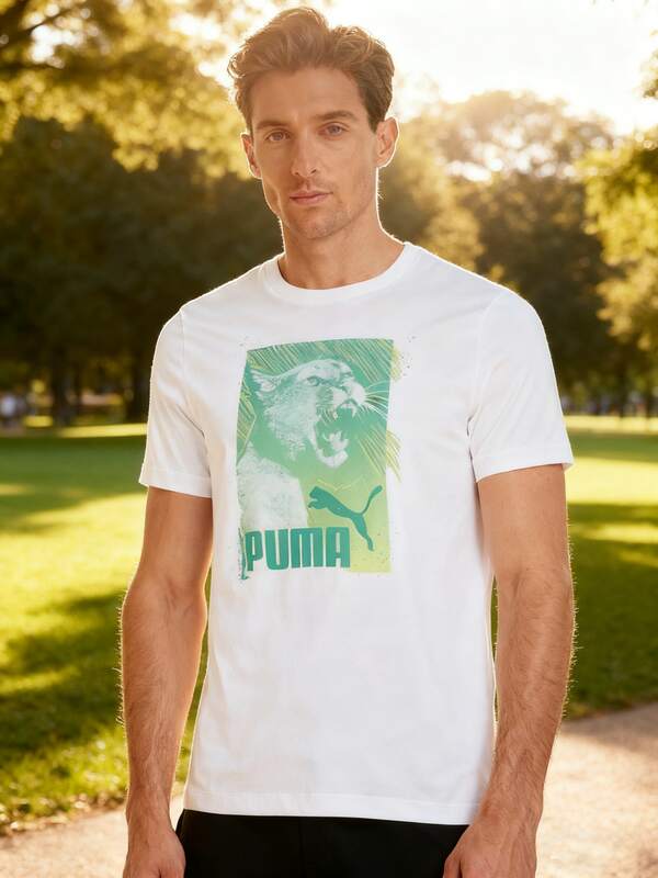 Puma Áo thun tay ngắn in hình ảnh đồ họa dành cho nam, Đồ thể thao năng động cho chạy bộ, tập thể dục, luyện tập, Áo thun trắng thường ngày thoáng khí và thoải mái, 690277-02