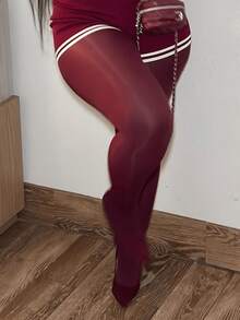 1双光滑亮泽的女士连裤袜，舒适保暖