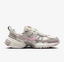 Nike 新款 Y2K 复古缓震柔软舒适设计跑步鞋 V2K Run，轻质抓地稳定支撑休闲厚底运动鞋，浪漫色彩未来设计百搭休闲运动鞋，男女通用 - 粉灰色 - 查看 3