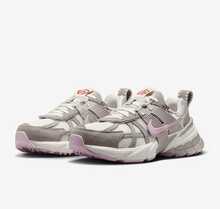 NIKE V2K Run 女款千禧復古慢跑鞋 粉色與灰色柔和配色 都市時尚穿搭 HV5997-161 - 灰粉紅色 - 查看 3