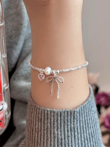 1条925纯银蝴蝶吊坠手链，设计可爱迷人，适合送给女性朋友，情人节和节假日佩戴。