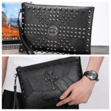 1 pezzo Borsa clutch in pelle PU nera con borchie, decorazione in metallo a forma di croce/lettera, borsa da uomo personalizzata e cool, borsa da polso per il business, adatta per telefono, contanti, chiavi, occhiali, adatta per lavoro, pendolarismo, riunioni, viaggi di lavoro, shopping, essenziale per lavoratori d'ufficio, regalo per uomo, marito, capo, regalo per vacanze, Ognissanti, Ringraziamento