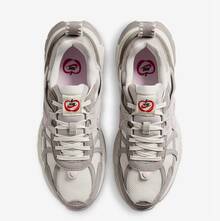 Nike 新款 Y2K 复古缓震柔软舒适设计跑步鞋 V2K Run，轻质抓地稳定支撑休闲厚底运动鞋，浪漫色彩未来设计百搭休闲运动鞋，男女通用 - 粉灰色 - 查看 4