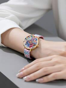 一款彩色表盘搭配几何图案表带的手表，金色表框装饰彰显个性，适合青少年佩戴，独特时尚，是馈赠佳品。