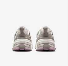 Nike 新款 Y2K 复古缓震柔软舒适设计跑步鞋 V2K Run，轻质抓地稳定支撑休闲厚底运动鞋，浪漫色彩未来设计百搭休闲运动鞋，男女通用 - 粉灰色 - 查看 6