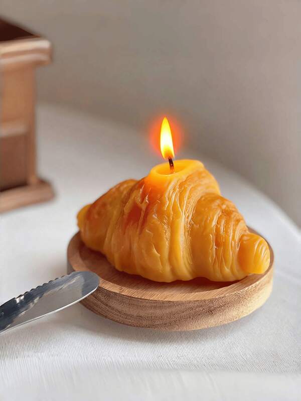 A Croissant-Shaped Scented Candle That Can Be Used For Daily Family Use, Birthday Candles, Banquet Parties, Romantic Weddings And Other Venue Decorations. It Can Also Be Used As A Gift And Photo Prop For Various Festivals Such As Christmas, Halloween, Valentine's Day, April Fool's Day, Etc.