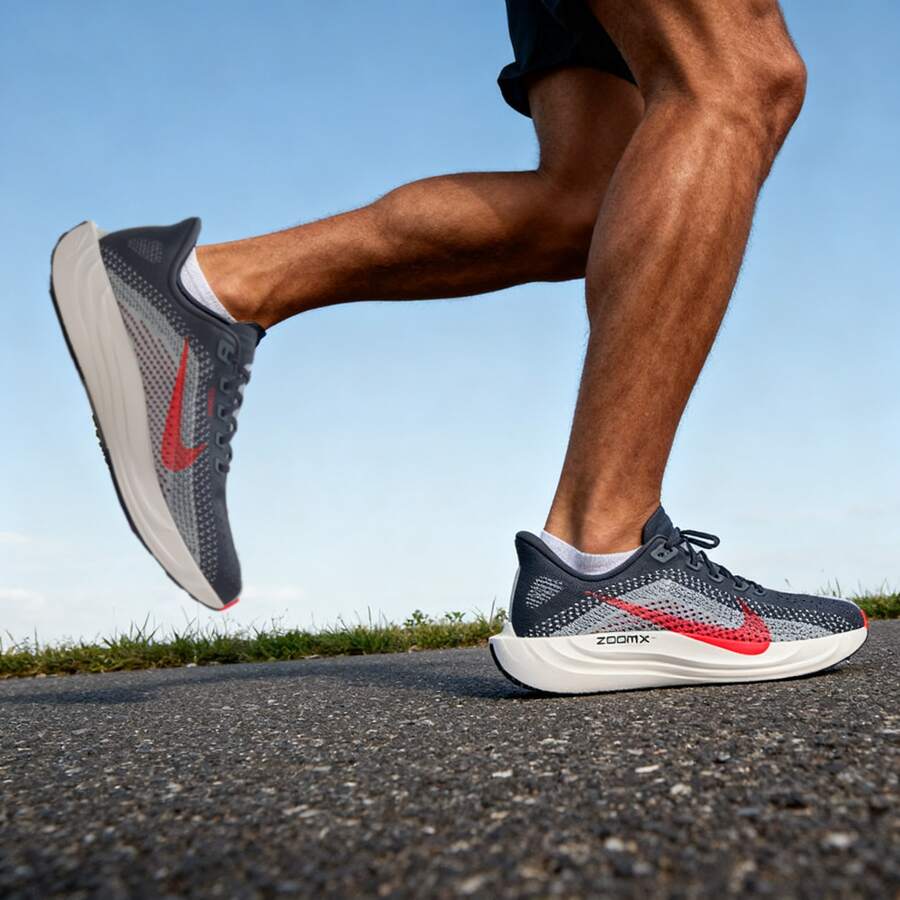 Nike 男士跑步鞋，透气舒适，户外公路跑运动鞋，运动休闲旅行鞋，ZoomX 泡沫中底，缓震支撑，经久耐用，训练鞋，PEGASUS PLUS - 煤黑/亮深紅/淺煙灰 - 查看 1