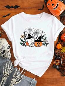 Playera estampada color blanca para mujer elaborada en algodón con diseño artístico de fantasma sonriente y calabaza de Halloween usando sombreros de bruja, rodeados de flores, plantas y detalles decorativos otoñales, ideal para un look juvenil, alegre, cómodo y temático en la temporada de otoño y celebraciones de Halloween - Blanco - Ver 1