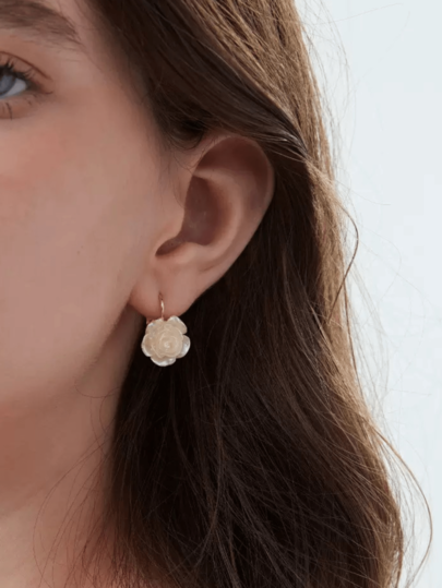 زوج من أقراط الكاميليا الأنيقة والبسيطة، مناسبة للارتداء اليومي العادي للنساء