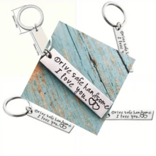Llaveros de acero inoxidable, grabados con el mensaje "Conduciendo, te amo" - Diseño de símbolo en forma de corazón duradero - Regalo perfecto para parejas, bodas, aniversarios y ocasiones románticas, lindo llavero de Navidad