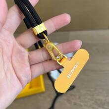 Coach Coach Ultimate 3-in-1 Geschenkset: Handygriff Ständer, Gurt & Magnetische Kartentasche in leuchtend gelbem Luxuskarton, das perfekte Geschenk für Geburtstage, Feiertage & besondere Anlässe