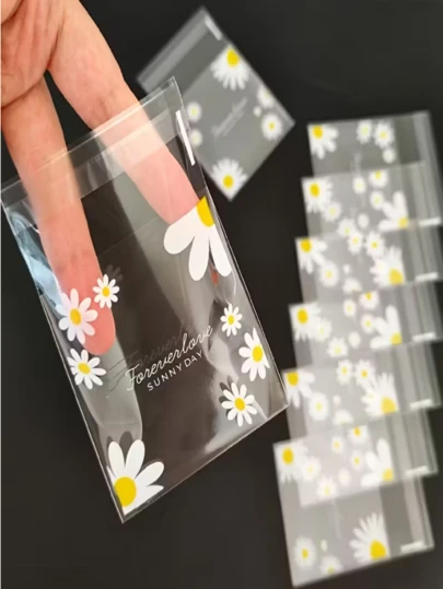 100pcs/Pack Daisy Flower Print Gift Bags, Transparent Self-Adhesive Small Packaging Bags Suitable For Wedding Favors, Birthday Tea Party, Small Gifts Packaging, Cookies Baking Independent Packaging Bags For Christmas, Halloween, Christmas Eve