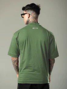 DMUNIZ Oversized Streetwear Turtleneck T-Shirt With Glorious Print On The Collar - 墨綠色 - 查看 3