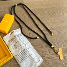 Coach Coach Ultimate 3-in-1 Geschenkset: Handygriff Ständer, Gurt & Magnetische Kartentasche in leuchtend gelbem Luxuskarton, das perfekte Geschenk für Geburtstage, Feiertage & besondere Anlässe