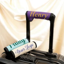 Funda personalizada para asa de equipaje, impresión de texto personalizada, manga protectora transpirable, impermeable y antimicrobiana para viajes fáciles - Multicolor - Ver 2