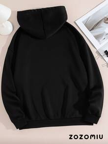 Hoodie Negra para Mujer con Estampado "New York Brooklyn" en Letras Rosas de Estilo Urbano Moderno con Inspiración Universitaria, Ideal para Looks Casual-Chic que Combinan Comodidad, Actitud y un Toque Femenino Inspirado en la Moda de las Calles de Nueva York - Negro - Ver 2