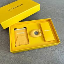 Coach Coach Ultimate 3-in-1 Geschenkset: Handygriff Ständer, Gurt & Magnetische Kartentasche in leuchtend gelbem Luxuskarton, das perfekte Geschenk für Geburtstage, Feiertage & besondere Anlässe