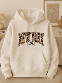 Sudadera estampada color blanca para mujer con diseño frontal de la palabra "NEW YORK" en letras grandes estilo universitario con estampado animal print de leopardo y detalle inferior con insignia "NY EST.198", capucha ajustable mediante cordones y bolsillo tipo canguro, ideal para un look urbano, moderno, juvenil y lleno de estilo en cualquier temporada del año - Blanco - Ver 1