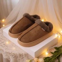 女士短靴蓬松咖啡色拖鞋，温暖舒适。内衬和鞋领采用柔软羊毛，加厚鞋底，防滑设计。男女通用，室内外均可穿着。