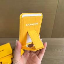 Coach Coach Ultimate 3-in-1 Geschenkset: Handygriff Ständer, Gurt & Magnetische Kartentasche in leuchtend gelbem Luxuskarton, das perfekte Geschenk für Geburtstage, Feiertage & besondere Anlässe