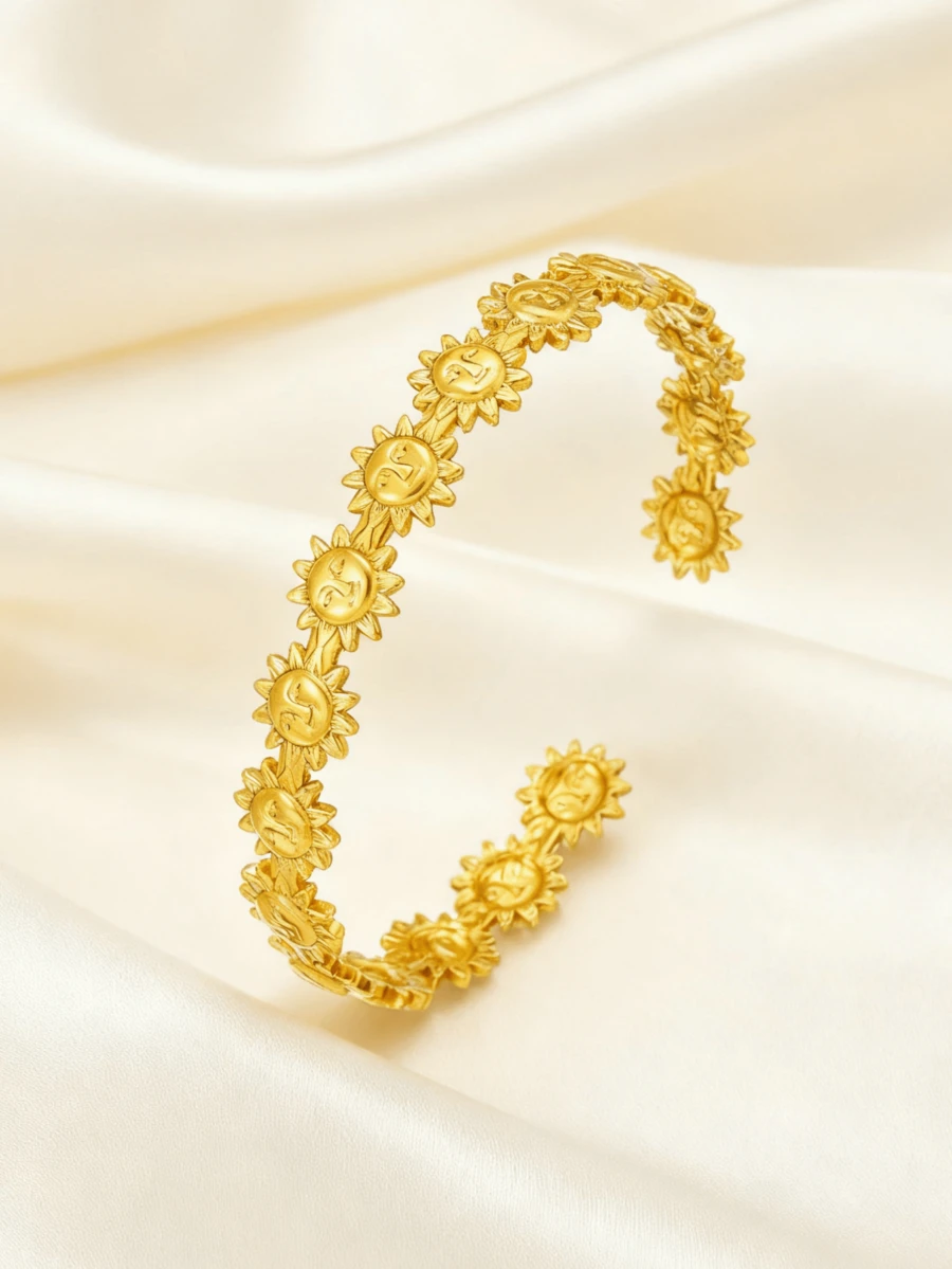 1pc Fashionable Stainless Steel Gold Smiling Face Bracelet, Jewelry Designed For Women, Suitable For Daily Wear, Parties, Holidays, Great Gift For Friends And Mothers