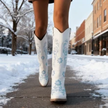 Ins Floral Embroidered Pointed Toe Boots Winter Fashion Chunky Square-Heeled Western Cowboy Boot For Women - 白色 - 查看 10