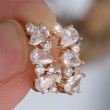 1 par de pendientes de aro elegantes asimétricos con gota de agua y circonita cúbica, pendientes geométricos de moda para mujer