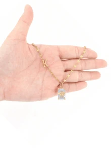 A Cute And Personalized Lady's Necklace Made Of Sparkling Branches And Leaves In The Shape Of A-Z Letters, Suitable For Daily Wear, Vacation, Travel, And Outings For Decoration During Photography.