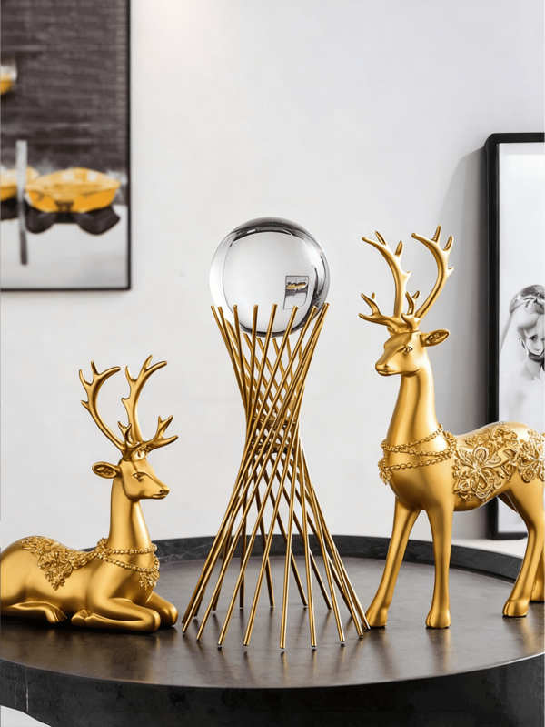 2 piezas Conjunto de adornos navideños de renos de resina dorada. Estos dos renos brillantes dorados aportan un toque festivo lujoso a chimeneas, mesas o como acentos elegantes en salas de estar. Perfecto para elevar la decoración navideña. (Revise los detalles de tamaño antes de comprar, ya que el tamaño del producto puede ser pequeño)