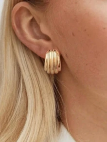 1 Đôi bông tai đinh tán vàng kiểu dáng tối giản, có họa tiết, phù hợp cho nữ giới đeo hàng ngày. - Vàng - Xem 1